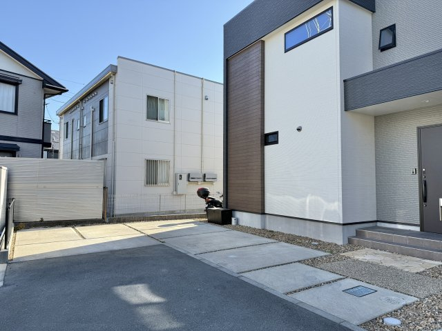 中央区丸塚町の駐車場|ゆとりある駐車スペースは3台分ございます。