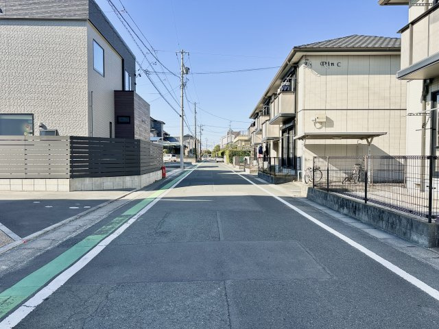 中央区丸塚町の前面道路含む現地写真|西側を向いて撮影しました。メインの通りから中に入った場所になるのでほとんど車通りが無く、小さなお子様がいても安心です。