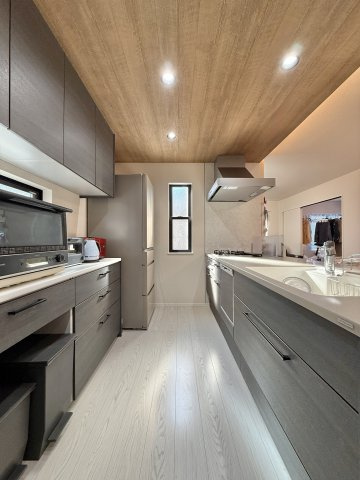 中央区丸塚町のキッチン|キッチンにはカップボードが付いているので、食器類や調理器具もスッキリ収納できます♪