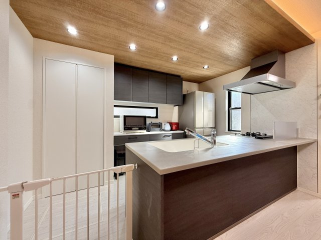 中央区丸塚町のキッチン|デザイン性の高いキッチンです。料理の時間が特別なひとときになりますね。