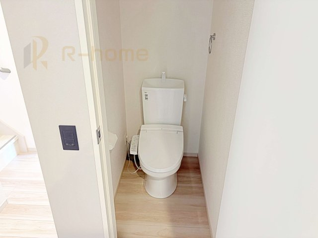 水戸市堀町25期　新築戸建て　2号棟のトイレ|温水洗浄便座付きのトイレ。
トイレが２ヵ所設置で朝の忙しい時間でも安心です。