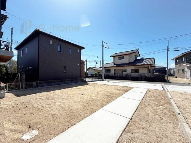 水戸市堀町25期　新築戸建て　2号棟の駐車場|カースペースは3台完備。ゲスト用のスペースも確保できますね♪