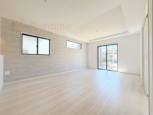 水戸市堀町25期　新築戸建て　2号棟の居間・リビング|アクセントクロスがお洒落なリビング！キッチンパントリーとしても活用できる収納付き♪