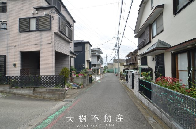 【前面道路含む現地写真】 | 綾瀬市大上1丁目 新築戸建て 全2棟【仲介手数料無料】 | 宅地建物取引士による不動産のご説明・現地のご案内、住宅金融普及協会住宅ローンアドバイザーが住宅ローンのアドバイスから融資実行までのお手伝いをしっかりサポートします♪