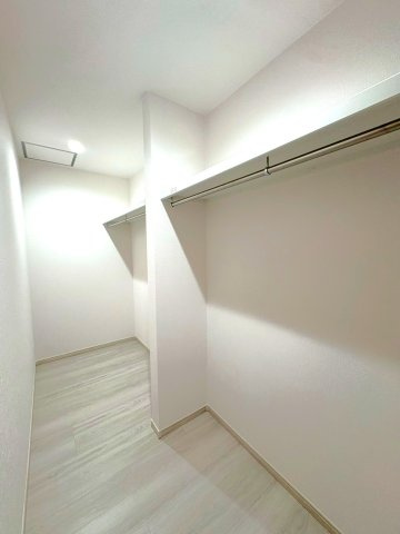 閑静な住宅街に建つ築浅３ＬＤＫ◆リフォーム済み美宅◆並列駐車３台可能◆宇治市伊勢田町砂田の収納|ウォークインクローゼット（洋室８.１帖）