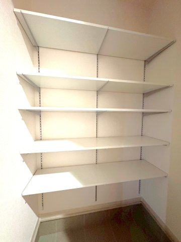 閑静な住宅街に建つ築浅３ＬＤＫ◆リフォーム済み美宅◆並列駐車３台可能◆宇治市伊勢田町砂田の玄関|玄関収納