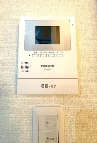 閑静な住宅街に建つ築浅３ＬＤＫ◆リフォーム済み美宅◆並列駐車３台可能◆宇治市伊勢田町砂田の玄関|TVモニター付きインターホン