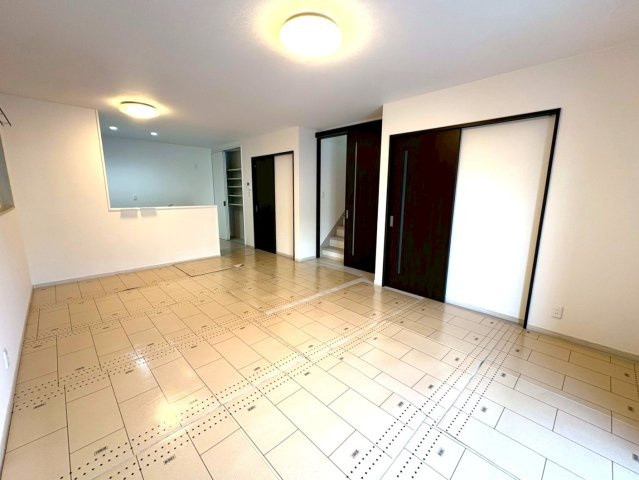 閑静な住宅街に建つ築浅３ＬＤＫ◆リフォーム済み美宅◆並列駐車３台可能◆宇治市伊勢田町砂田の居間・リビング|リビング