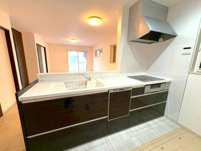 閑静な住宅街に建つ築浅３ＬＤＫ◆リフォーム済み美宅◆並列駐車３台可能◆宇治市伊勢田町砂田のキッチン|キッチン