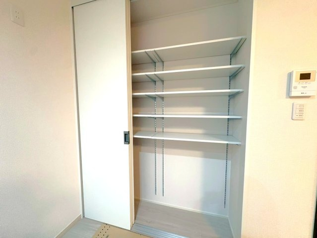 閑静な住宅街に建つ築浅３ＬＤＫ◆リフォーム済み美宅◆並列駐車３台可能◆宇治市伊勢田町砂田の収納|キッチン収納棚