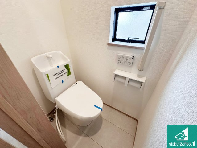 明石市魚住町西岡　新築一戸建てのトイレ|1・2階の2ヶ所にあるので、朝の忙しい時間の順番待ちもなく、深夜の利用にも大変便利です。