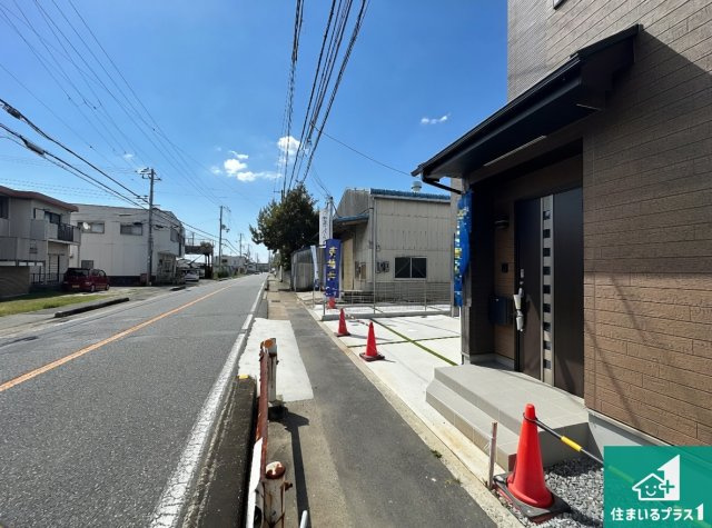 明石市魚住町西岡　新築一戸建ての前面道路含む現地写真|周辺は閑静な住宅街！前面道路広々で車の出し入れも便利です。駐車が苦手な方でも安心して車庫入れできます！