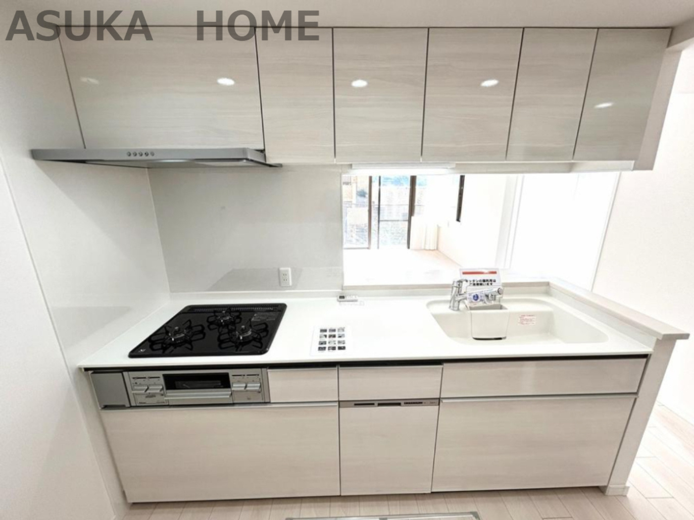 保土ケ谷月見台ガーデンハウスのキッチン|食洗機付きだから後片付けもラクラク♪ご夫婦や親子での料理をする時間が楽しくなる使い勝手の良いです。

白を基調とした一体感のあるシステムキッチンが魅力的なキッチンスペースとなっております。
