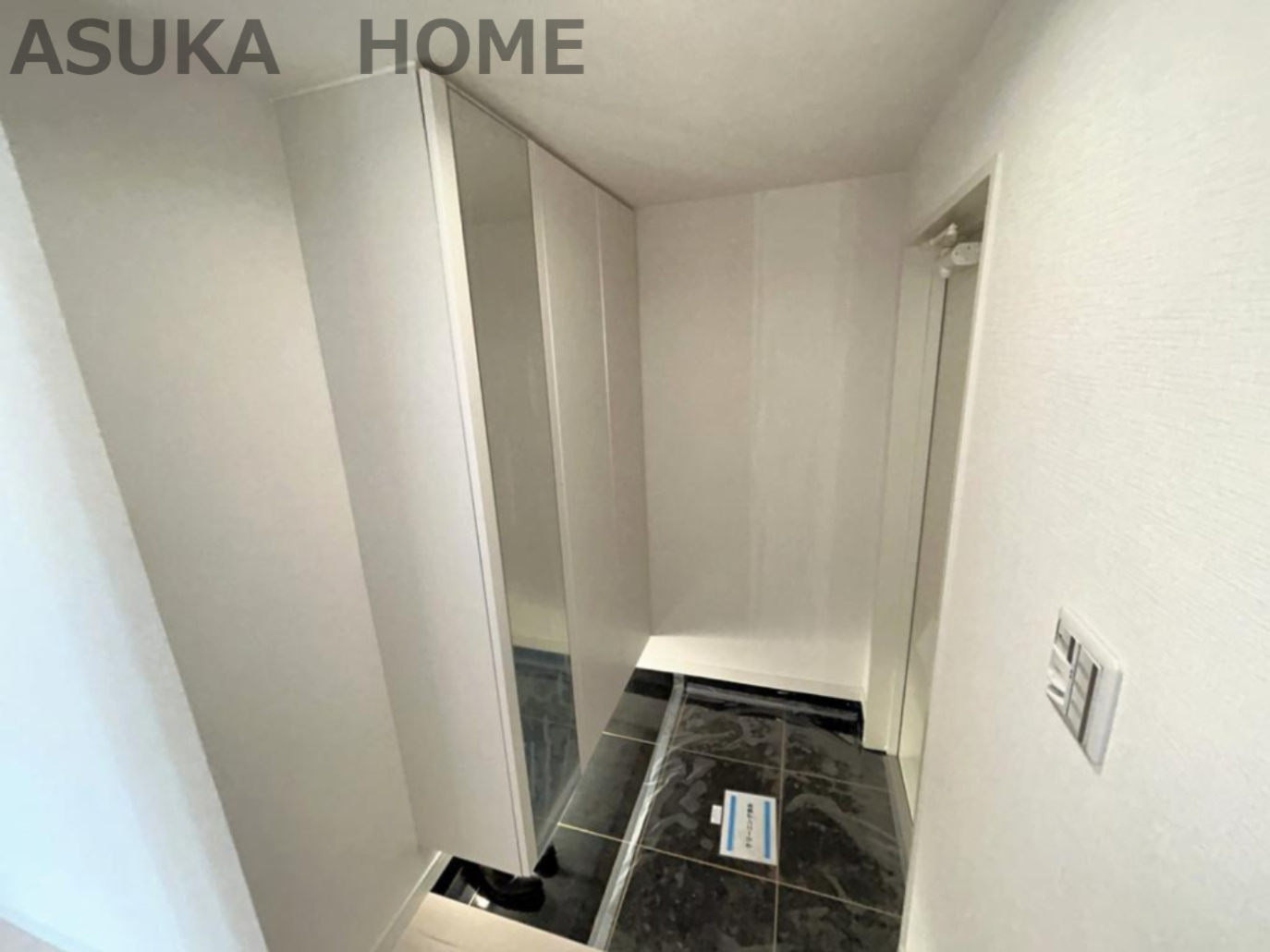 保土ケ谷月見台ガーデンハウスの玄関|玄関横には、たっぷり収納のミラー付き大型シューズボックスも嬉しい設備です♪
