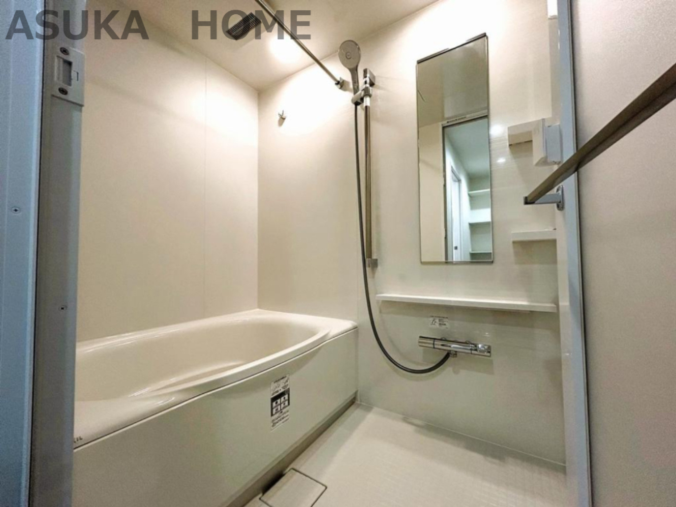 保土ケ谷月見台ガーデンハウスの浴室|日々の疲れを癒す広びろユニットバスです。換気扇乾燥暖房機付き、追い焚き機能が付いています。いつでもバスタイムを楽しめます。