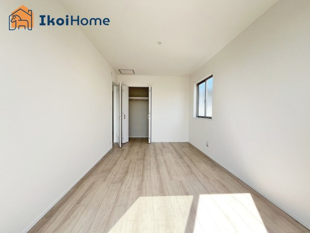 明石市魚住町西岡　C号棟の寝室|◆同社施工例◆バルコニーに面した明るいお部屋です♪クローゼットも完備しております！