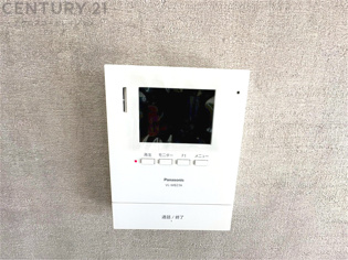 訪問者が来たときにテレビ画面で確認できるため、安心してドアを開けられます。録画機能があるものもあり、留守中に来訪者を記録しておくことができます。利便性が高く、セキュリティ面でも安心です。