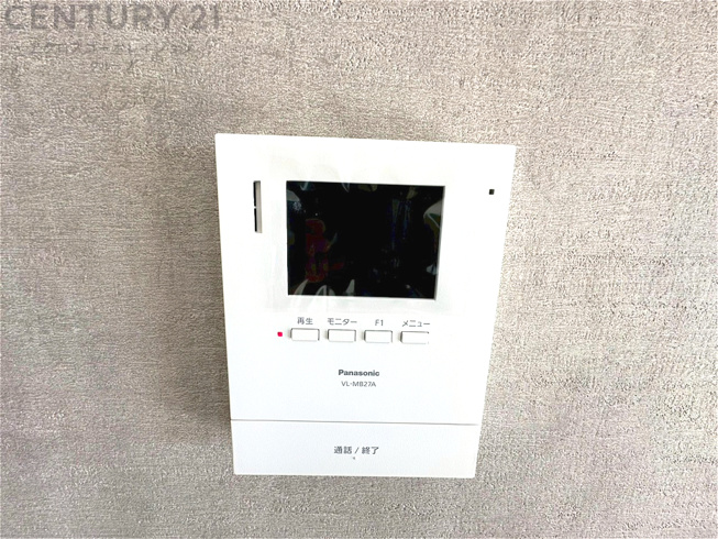 訪問者が来たときにテレビ画面で確認できるため、安心してドアを開けられます。録画機能があるものもあり、留守中に来訪者を記録しておくことができます。利便性が高く、セキュリティ面でも安心です。