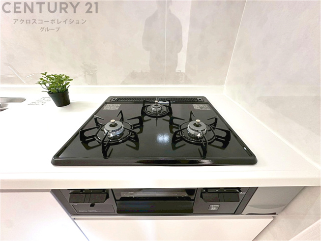 多数の調理器具を同時に使用でき、料理の効率化が可能。省エネで節約になり、様々な料理スタイルに適応できます。また、火力調整が独立しており、手入れや掃除もしやすく、今よりもっとお料理が楽しくなるかも。