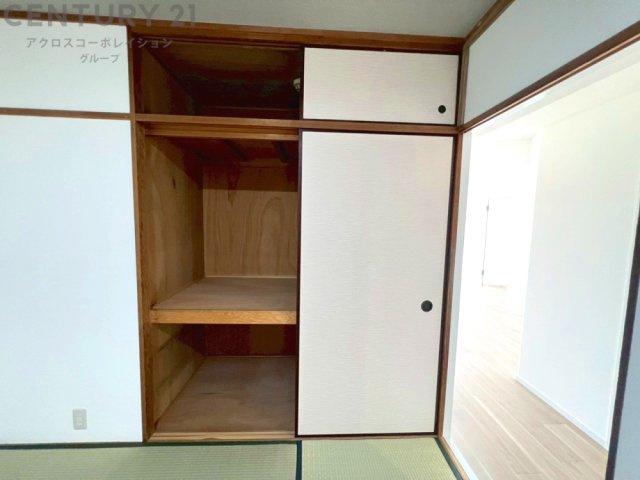 押入れは季節の衣類、寝具などを収納できます。伝統的な美しさと実用性が融合し、収納物を保護する調湿・換気効果があります。使い方によっては書類や小物なども効果的に整理でき空間を有効活用できます。
