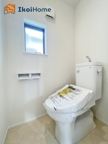 明石市魚住町西岡　A号棟のトイレ|◆同社施工例◆1階・2階にウォシュレット、暖房便座、脱臭機能を標準装備のトイレを完備！