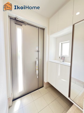 明石市魚住町西岡　A号棟の玄関|◆同社施工例◆玄関には靴をたくさん収納できるシューズボックスを完備しております！