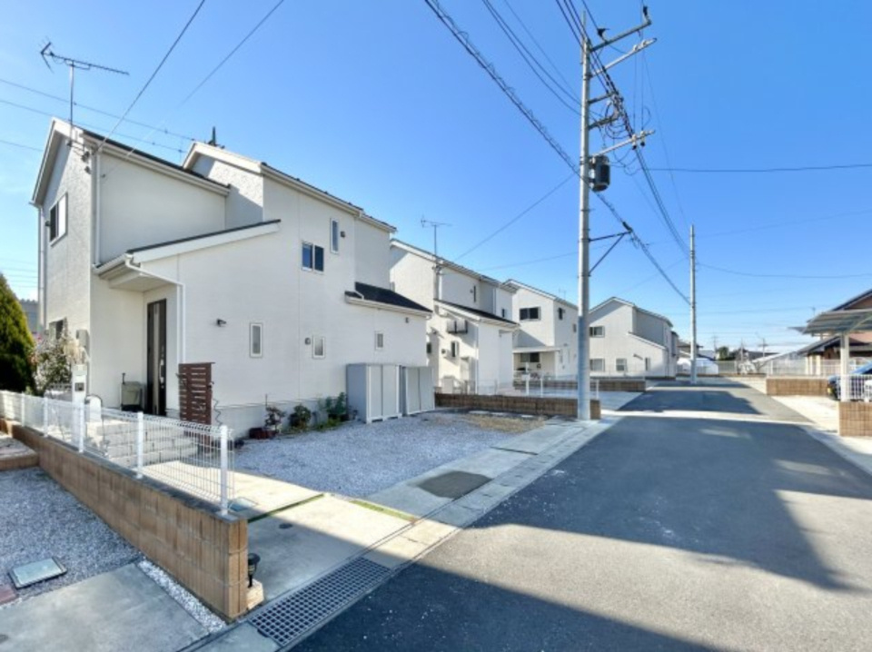 【中古戸建】伊勢崎市市場町1丁目の外観|■外観｜前面道路が広く見渡しが良いので、車の安全確認もばっちり！