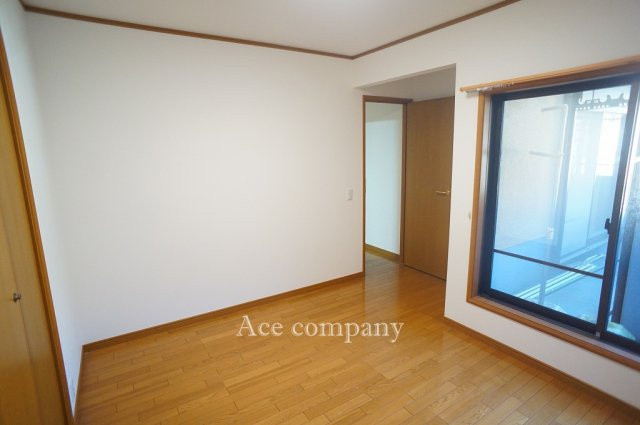 【寝室】 | 八尾市萱振町7丁目 | 【2階：南、東側の洋室6.5帖】バルコニーに面したお部屋です☆