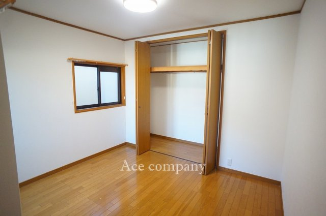 【寝室】 | 八尾市萱振町7丁目 | 【2階：南、東側の洋室6.5帖】クローゼット完備です♪