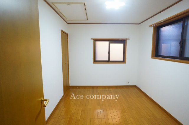 【子供部屋】 | 八尾市萱振町7丁目 | 【2階：南、西側の洋室6.5帖】こちらのお部屋内に屋根裏収納への昇降階段があります。