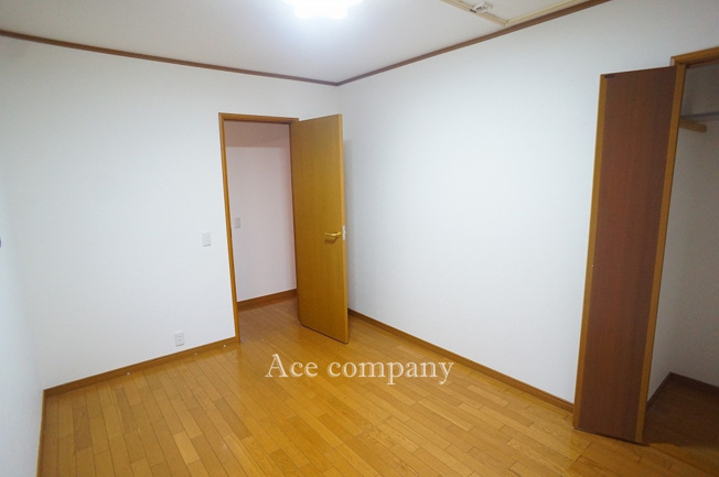 【子供部屋】 | 八尾市萱振町7丁目 | 【2階：南、西側の洋室6.5帖】収納完備です♪