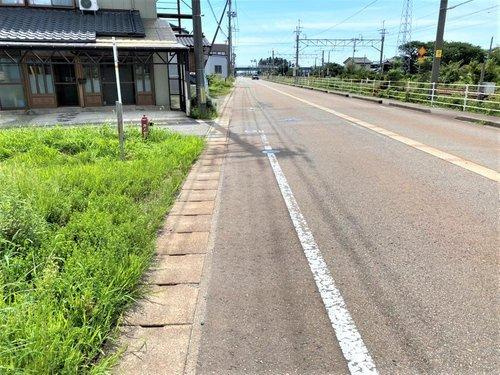 胎内市住吉町の前面道路含む現地写真|西側の前面道路は幅員約11mの公道です。陽当たり良好な立地です♪