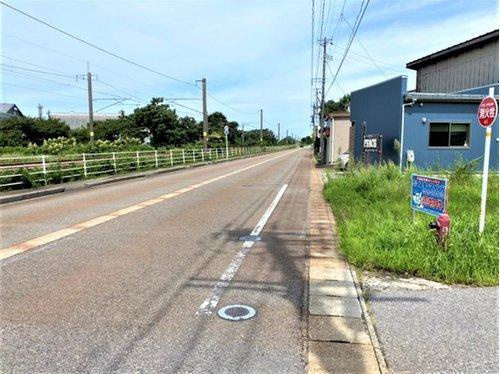 胎内市住吉町の前面道路含む現地写真|道路を挟んだ向かい側は羽越本線の線路です。中条駅までは約1.6kmです。