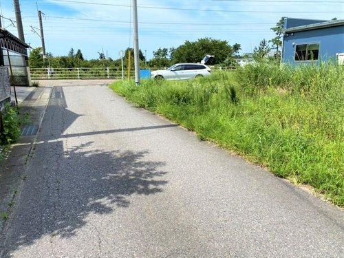 胎内市住吉町の前面道路含む現地写真|南側の道路は幅員約4.7mの公道です。角地なので多様な建築プランが考えられます♪