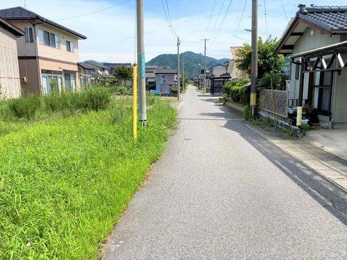 胎内市住吉町の前面道路含む現地写真|ウオロク中条店までは約1kmです。7号線沿いにはショッピング施設もたくさんあります！