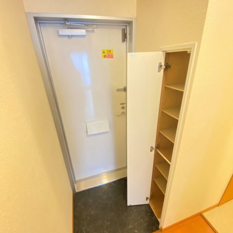 レオパレスアゼリアコートの玄関|落ち着いた玄関です