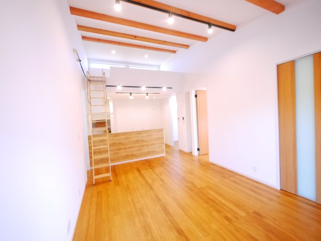 大網白里市大網　新築戸建の居間・リビング|スーパーベイシア徒歩約2分 ３LDKロフト付 駐車2台可 オール電化推奨  リビング約16帖 全室洋