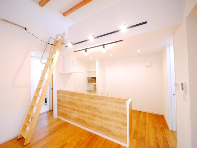 大網白里市大網　新築戸建の居間・リビング|スーパーベイシア徒歩約2分 ３LDKロフト付 駐車2台可 オール電化推奨  リビング約16帖 全室洋