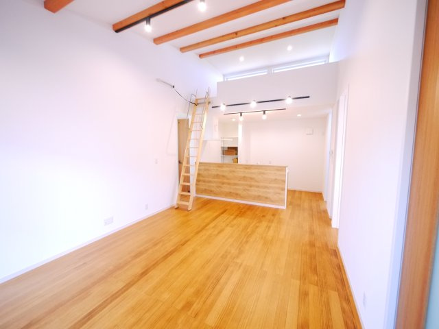 大網白里市大網　新築戸建の居間・リビング|スーパーベイシア徒歩約2分 ３LDKロフト付 駐車2台可 オール電化推奨  リビング約16帖 全室洋