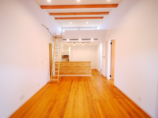 大網白里市大網　新築戸建の居間・リビング|スーパーベイシア徒歩約2分 ３LDKロフト付 駐車2台可 オール電化推奨  リビング約16帖 全室洋