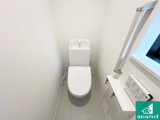 明石市魚住町西岡　新築一戸建てのトイレ|1・2階の2ヶ所にあるので、朝の忙しい時間の順番待ちもなく、深夜の利用にも大変便利です。