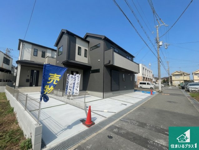 明石市魚住町西岡　新築一戸建ての前面道路含む現地写真|周辺は閑静な住宅街！前面道路広々で車の出し入れも便利です。駐車が苦手な方でも安心して車庫入れできます！