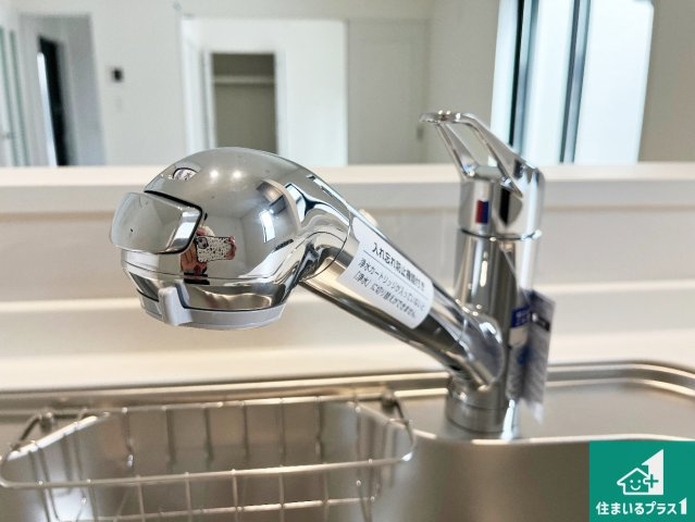 明石市魚住町西岡　新築一戸建ての設備|浄水器を内蔵！炊飯時、お茶を作る時に安心してお水を使えます！お湯と冷水、浄水と原水、シャワーの切替えもワンタッチです！