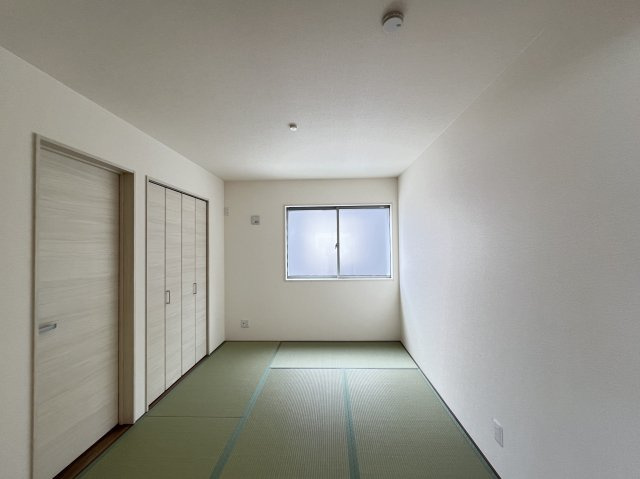 桜井市大豆越７期全５棟の和室|明るい和室６帖押入れ付です