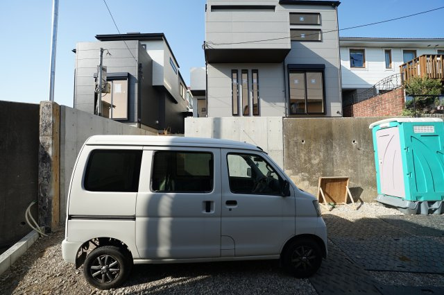 【空と暮らす開放的な一邸】敷地221㎡のゆとり×吹抜けリビング×ルーフバルコニー★仲介手数料無料★の外観|シンプルで洗練された外観デザインが印象的な一邸。落ち着いた色合いで周辺の街並みにも調和し、飽きのこない佇まいが魅力です。