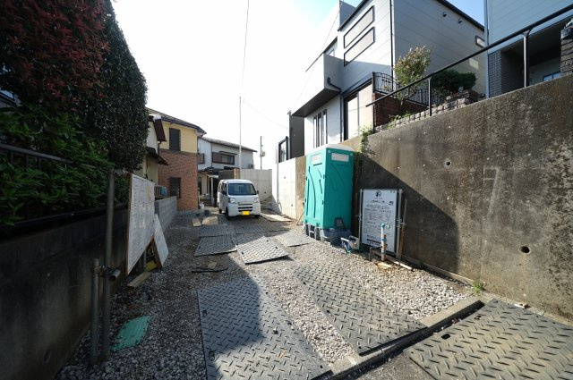 【空と暮らす開放的な一邸】敷地221㎡のゆとり×吹抜けリビング×ルーフバルコニー★仲介手数料無料★の前面道路含む現地写真|前面は落ち着いた住宅街に位置し、交通量も少なめで静かな住環境。周辺はゆとりある街並みが広がり、安心して暮らせる立地です。