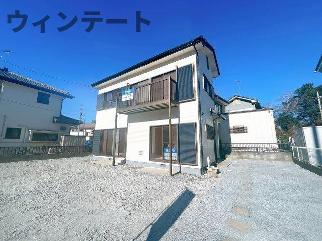 稲敷郡美浦村大字舟子2048-3　中古戸建の外観|【リフォーム済】外観別アングル写真です。外壁屋根塗装済み。玄関前のアプローチ部分は飛び石があります。