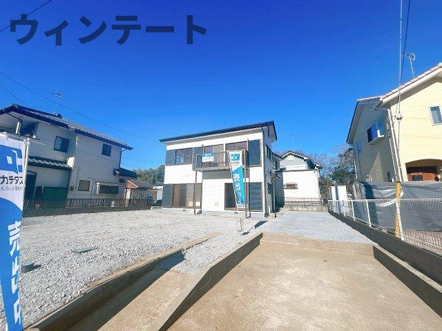 稲敷郡美浦村大字舟子2048-3　中古戸建の前面道路含む現地写真|リフォーム済】既存駐車スペース写真です。高圧洗浄済です。元々駐車スペースは1台でしたが、複数台駐車可能になりました。