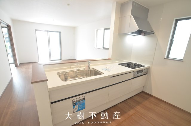 【キッチン】 | 綾瀬市寺尾釜田２丁目　新築戸建て　全２棟【仲介手数料無料】