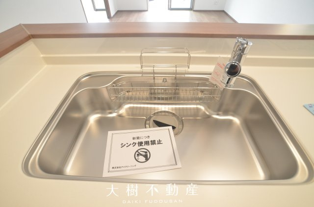【キッチン】 | 綾瀬市寺尾釜田２丁目　新築戸建て　全２棟【仲介手数料無料】